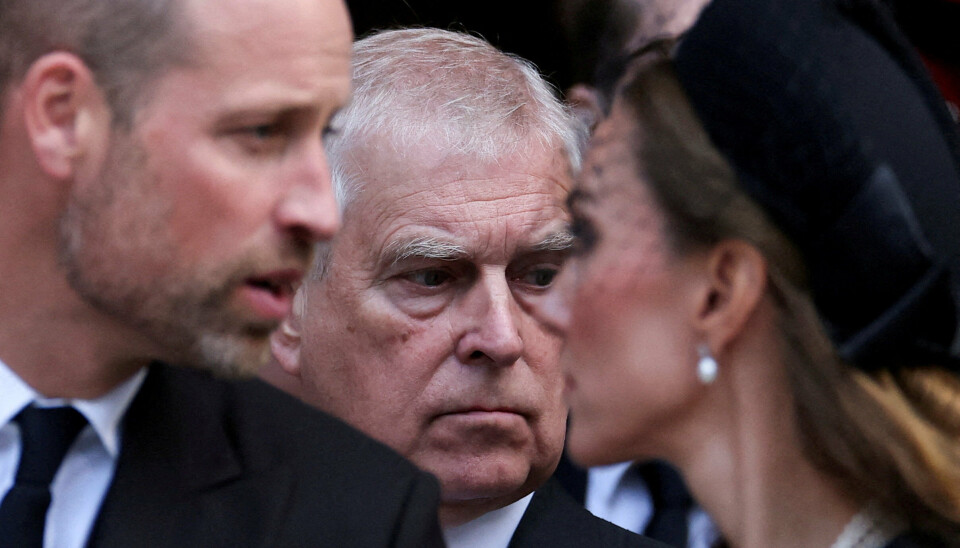 Den tidligere prins Andrew bibeholder plads i tronfølgen, men han er fortsat nummer otte i rækken og langt bag hans nevø prins William, som ses i forgrunden af billedet fra september i år. (Arkivfoto).