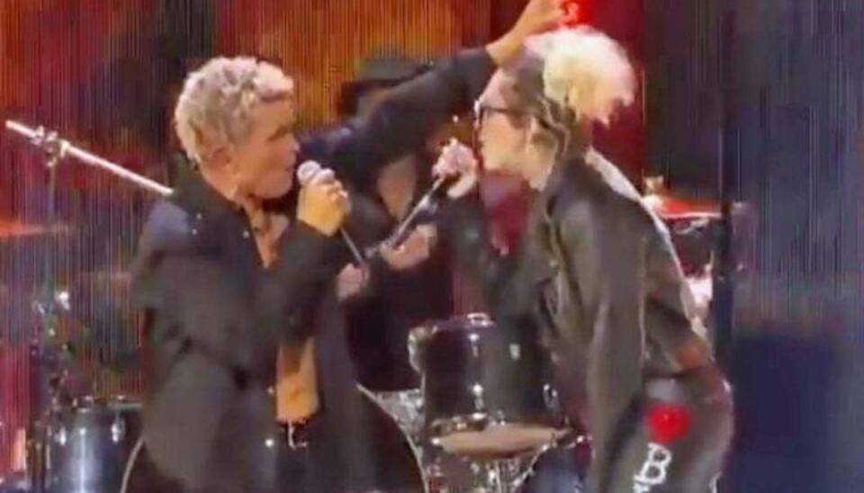 Miley Cyrus fyrer “Rebel Yell” af sammen med Billy Idol Miley Cyrus og Billy Idol fyrede Rebel Yell af til festivalen. Foto: Youtube.