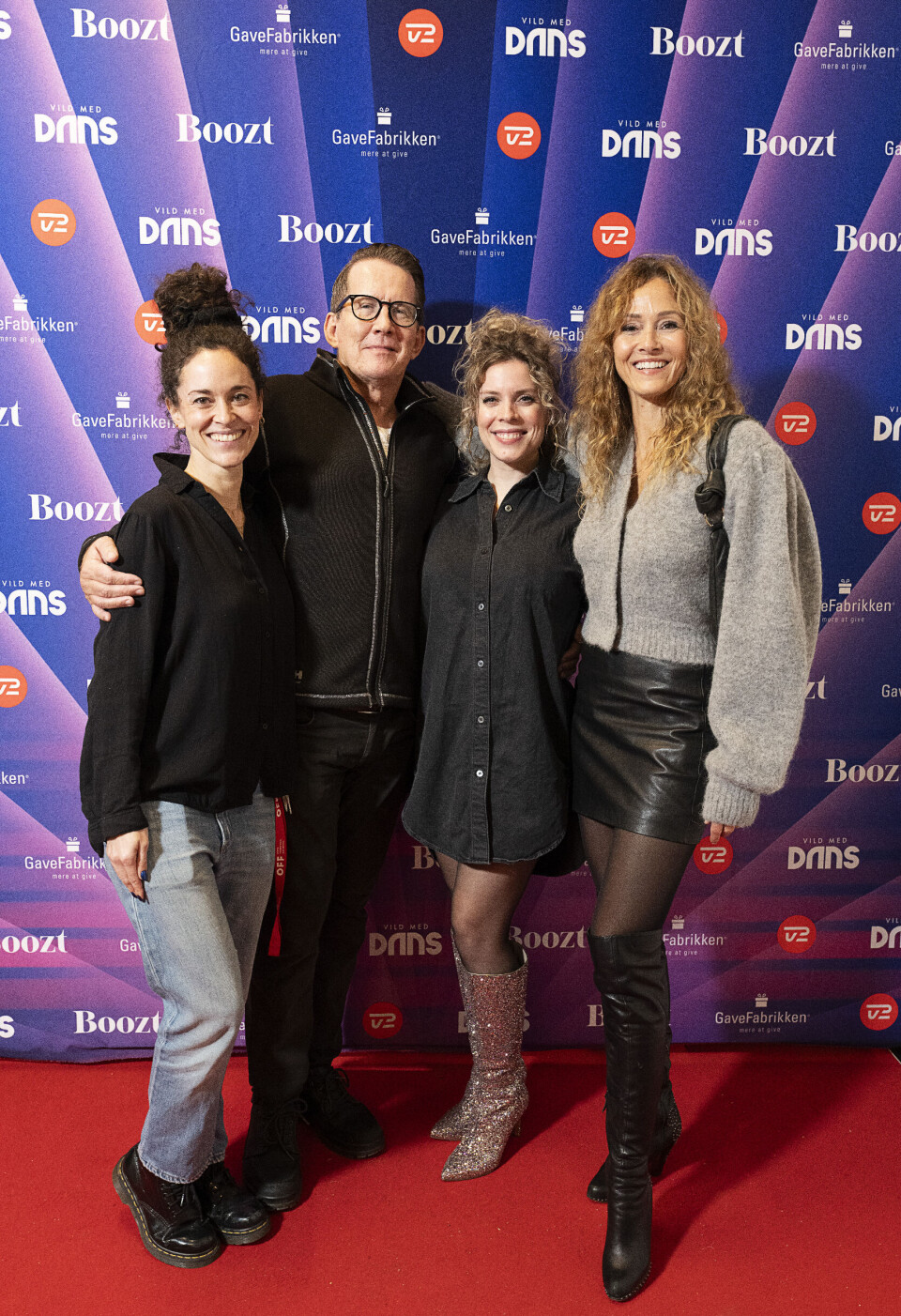 Thomas Bo Larsen til 'Vild med Dans' med 'Shaolin'-vennerne Mathilde Norholt, Sarah Zobel og Zelma Lewerissa.
