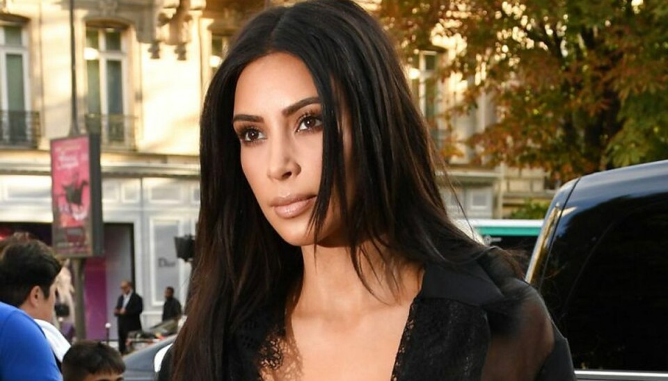 Prankster kysser Kardashians røv