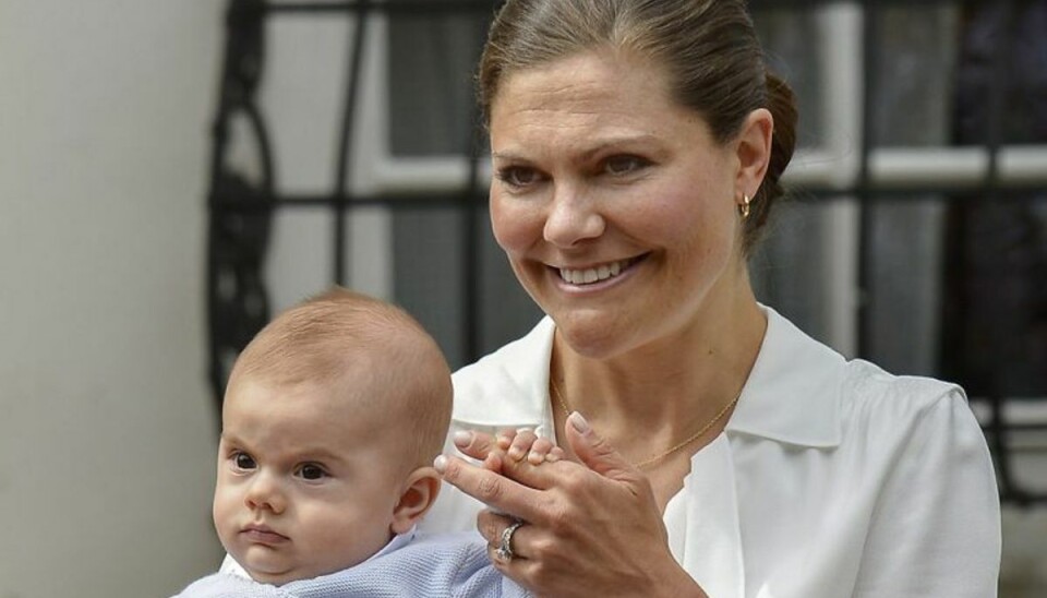 Kronprinsesse Victoria selv har taget et billede af hendes lille søn, prins Oscar på knap syv måneder, siddende blandt hø og græskar iført hue og lyseblåt uld-outfit. Klik videre og se billedet. Foto: Jonas Ekströmer/Scanpix (Arkivfoto) Kronprinsesse Victoria selv har taget et billede af hendes lille søn, prins Oscar på knap syv måneder, siddende blandt hø og græskar iført hue og lyseblåt uld-outfit. Klik videre og se billedet. Foto: Jonas Ekströmer/Scanpix (Arkivfoto)