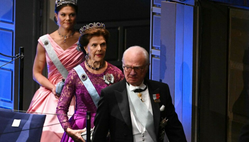 Det svenske kongepar og kronprinsesse Victoria ankommer til begivenheden.