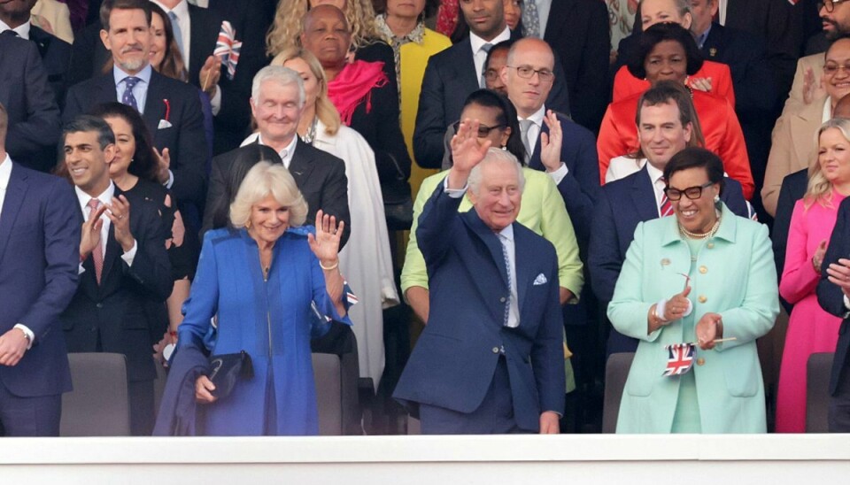Kong Charles III overværer sammen med dronning Camilla, den britiske premierminister Rishi Sunak og yderligere medlemmer af den britiske royale familie kroningskoncerten søndag aften.