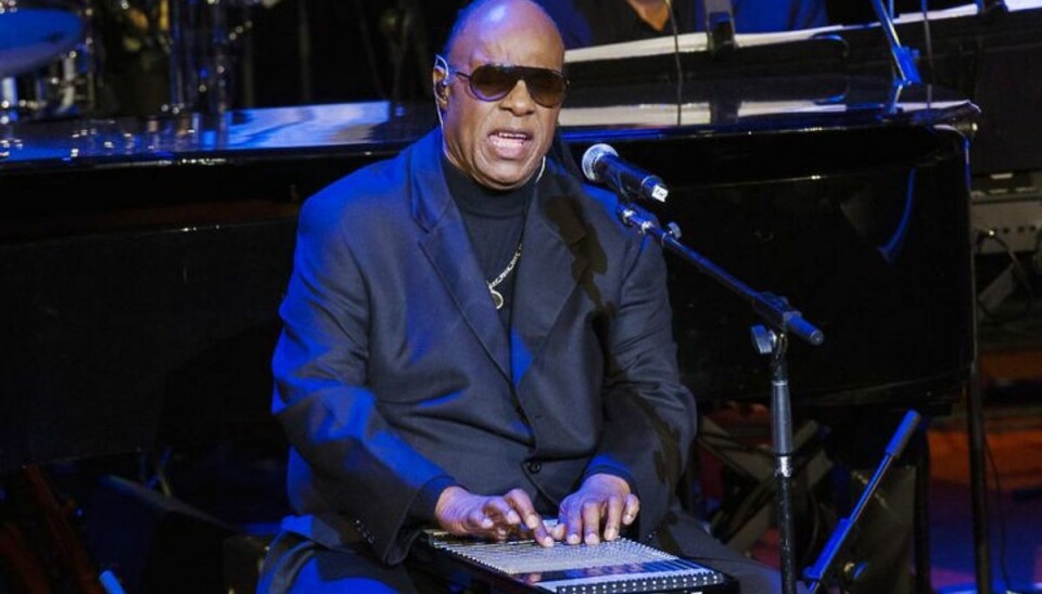 Stevie Wonder: At stemme på Trump er som at bede mig køre bil Stevie Wonder bakker Hillary Clinton op i det amerikanske præsidentvalg og udtrykker bekymring over Trump’s negative bemærkninger om kvinder, muslimer og latinamerikanere. Foto: LUCAS JACKSON/Scanpix (Arkivfoto)
