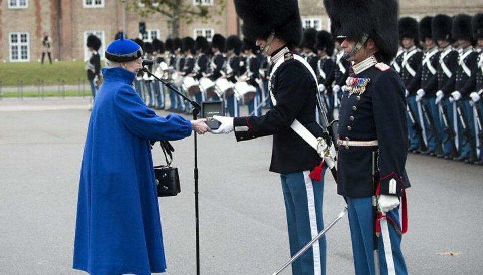 Dronning hædrer bedste garder