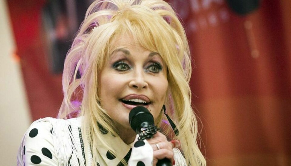 Sangerinden Dolly Parton vil donere 1000 dollar til familier, der er berørt af skovbrandene i USA. Foto: BRENDAN MCDERMID/Scanpix (Arkivfoto)