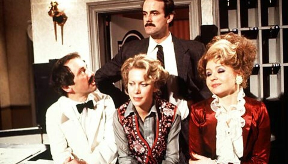 Rørt John Cleese giver rosende farvel til afdød kollega