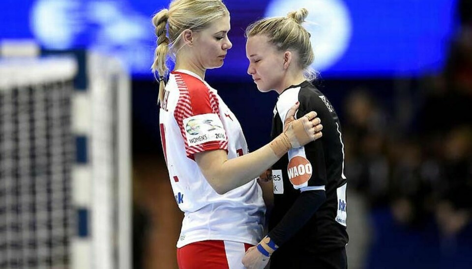Sandra Toft og Kathrine Heindahl efter nederlaget til Holland i EM semifinalen. Foto: Liselotte Sabroe.