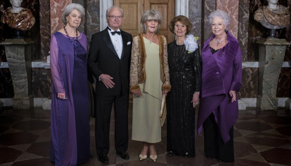 Kongen samlede alle søstre til rund fødselsdag Prinsesse Margaretha, kong Carl Gustaf, prinsesse Birgitta, prinsesse Désirée og prinsesse Christina stillede op til et familieportræt. Foto: Jonas Borg, Kungahuset.se.