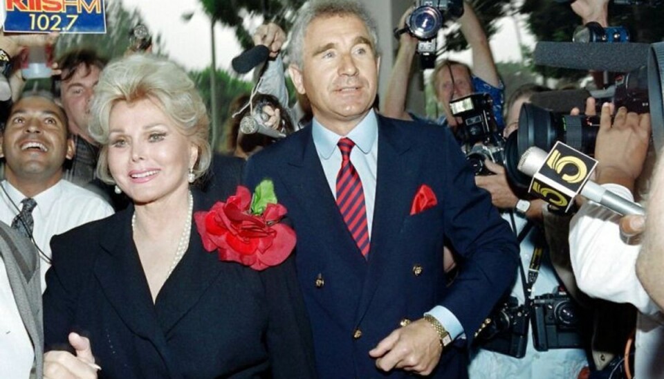 Dette billede fra 1989 viser Zsa Zsa Gabor og hendes mand, den tyskfødte prins Frederick von Anhalt. Arkivfoto: WADE BYARS/Scanpix. Dette billede fra 1989 viser Zsa Zsa Gabor og hendes mand, den tyskfødte prins Frederick von Anhalt. Arkivfoto: WADE BYARS/Scanpix.