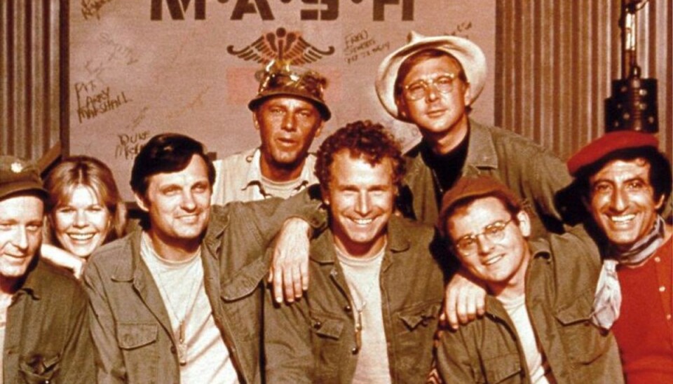 William Christopher er død, 84 år gammel. Han var kendt fra tv-serien M*A*S*H. Her ses han bagest til højre. Foto: Scanpix (Arkivfoto)