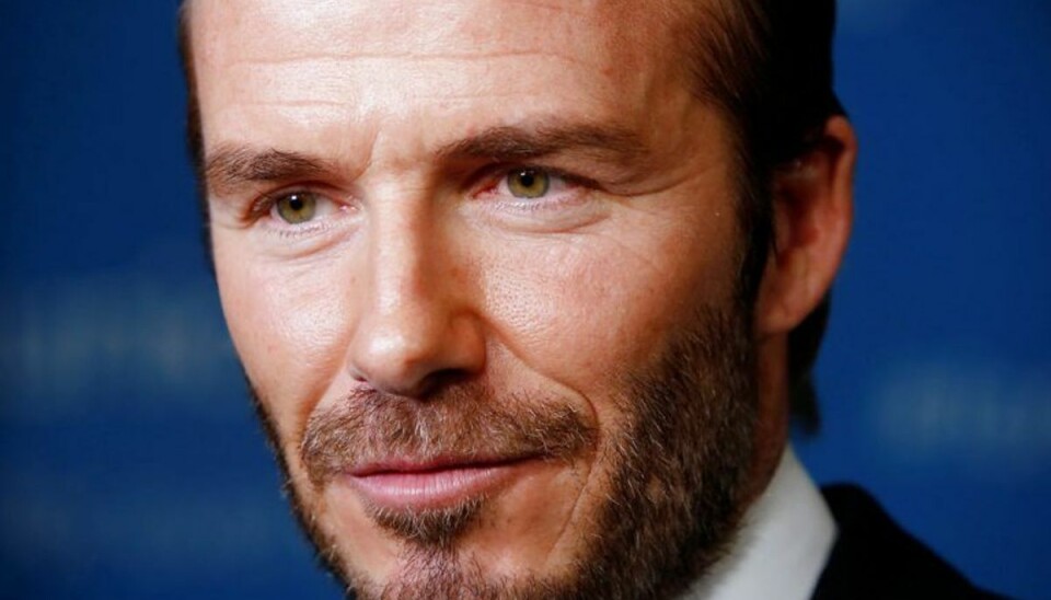 David Beckham kom en ældre dame til undsætning, da hun fredag faldt og slog hovedet i London. Foto: Andrew Kelly/Scanpix