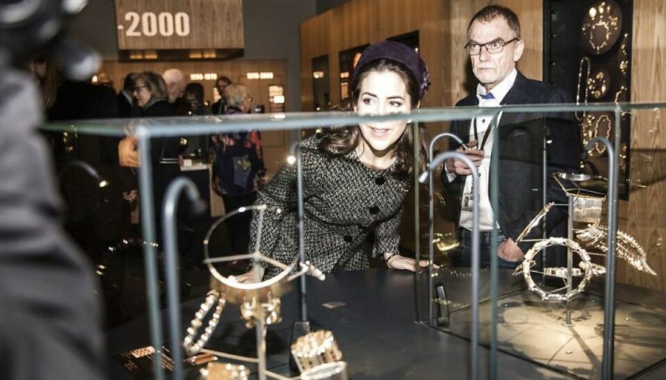 Kronprinsesse Mary åbner smykkeudstilling