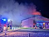 Brandbiler slukker natlig brand i stor lade med kraftig røg fra taget