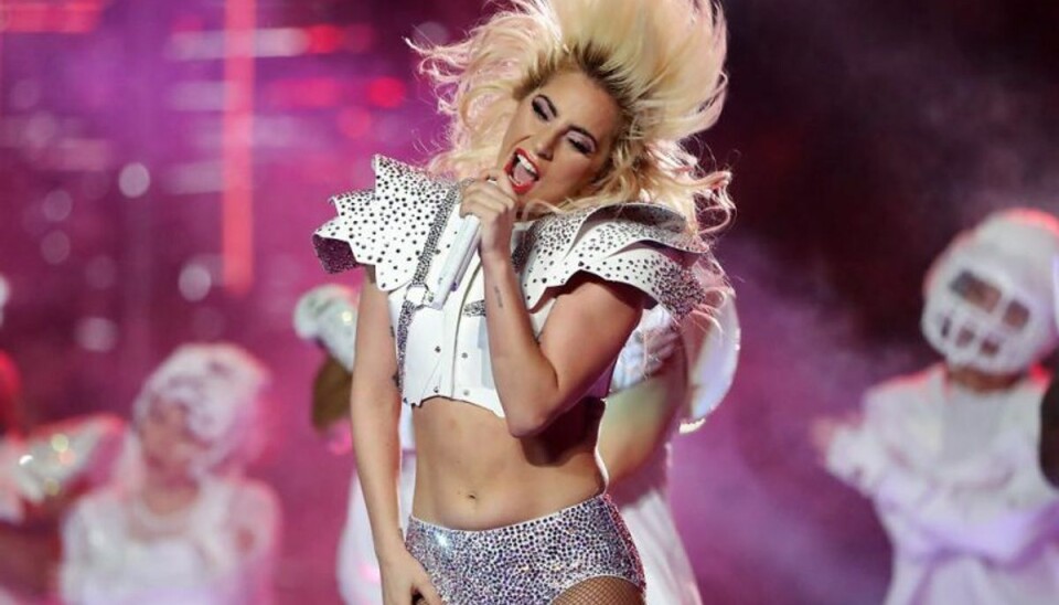 Så mange fulgte Super Bowl på amerikansk tv Lady Gaga indledte sit show til årets største amerikanske sportsbegivenheden i Houston i Texas med det venstreorienterede nummer “This land is your land”. Foto: ADREES LATIF/Scanpix.