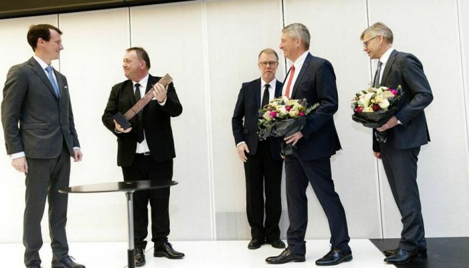 Prins Joachim uddeler DI’s initiativpris. Prisen modtages af Benny Nielsen og Jan Blaaberg, Fredsø Vognmandsforretning. Foto: Jens Astrup/Scanpix