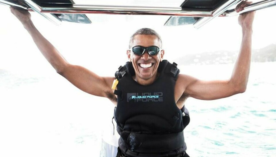 Barack Obama slår sig løs på sin ferie på Jomfruøerne. Her hygger han sig blandt andet med kitesurfing. Foto: Scanpix.