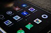 Nærbillede af en Android-telefon med appikoner som Facebook, Messenger og Chrome på skærmen.