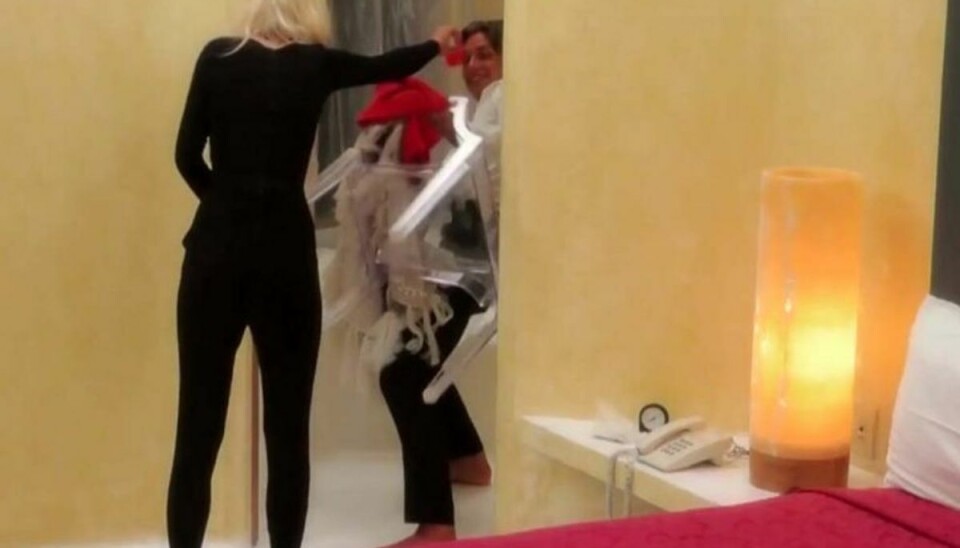 Se videoen: Caroline jagter Boris med dildo Caroline jagtede Boris med en dildo. Foto: TV3.