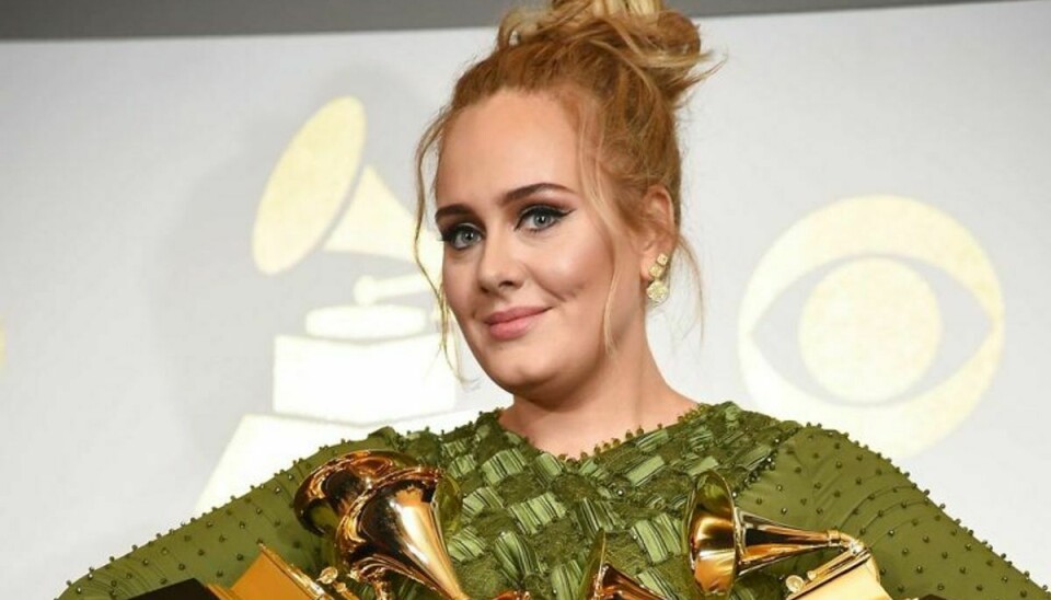 Adele blev for nyligt Adele nærmest begravet i Grammy-priser. Nu har hun afsløret, at hun er blevet gift. Foto: Robyn BECK/Scanpix