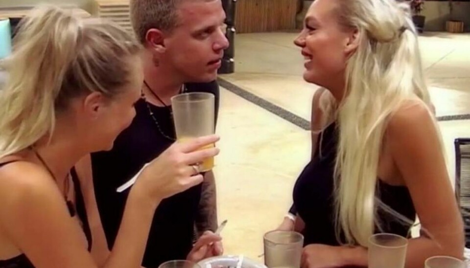 Drama på Paradise Hotel: Mads går amok Røvspuleren er tændt og Mads’ værelse sejler i vand. Det får ham til at tænde af på Caroline og Simone. Foto: TV3.