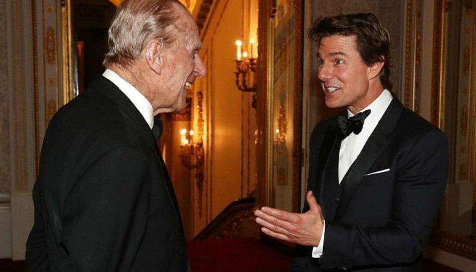 Hollywood-stjerne møder prins ved velgørenhedsfest Tom Cruise fik æren af at give hånd til prins Philip. Foto: Scanpix.