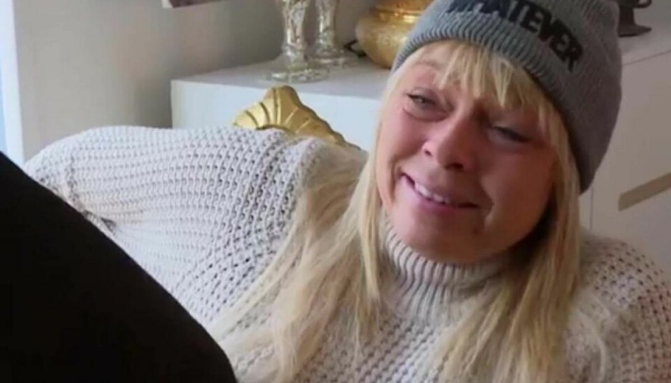 Didde og Linse kigger på penisbilleder Didde og Linse får sig et grin, da Didde viser et penisbillede, som hendes nye herrebekendtskab har sendt til hende. Foto: TV3.