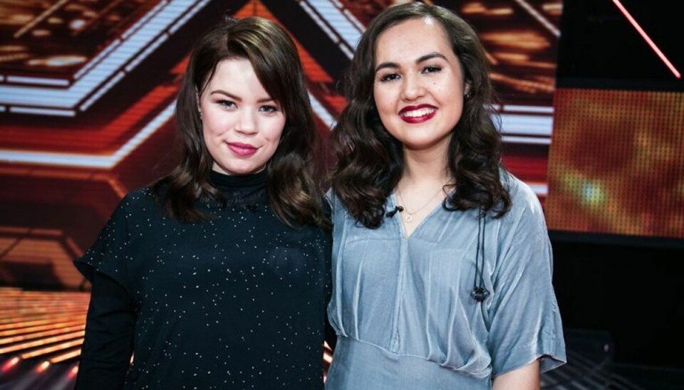 X Factor-favorit skadet inden semifinalen Mia (t.v.) har forstuvet den ene fod. Nu må hun øve siddende. Foto: Martin Sylvest/Scanpix.