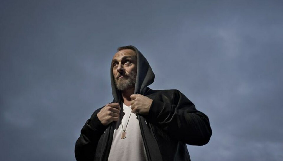 Se videoen: Dansk films badboy krydser klinger med Theron