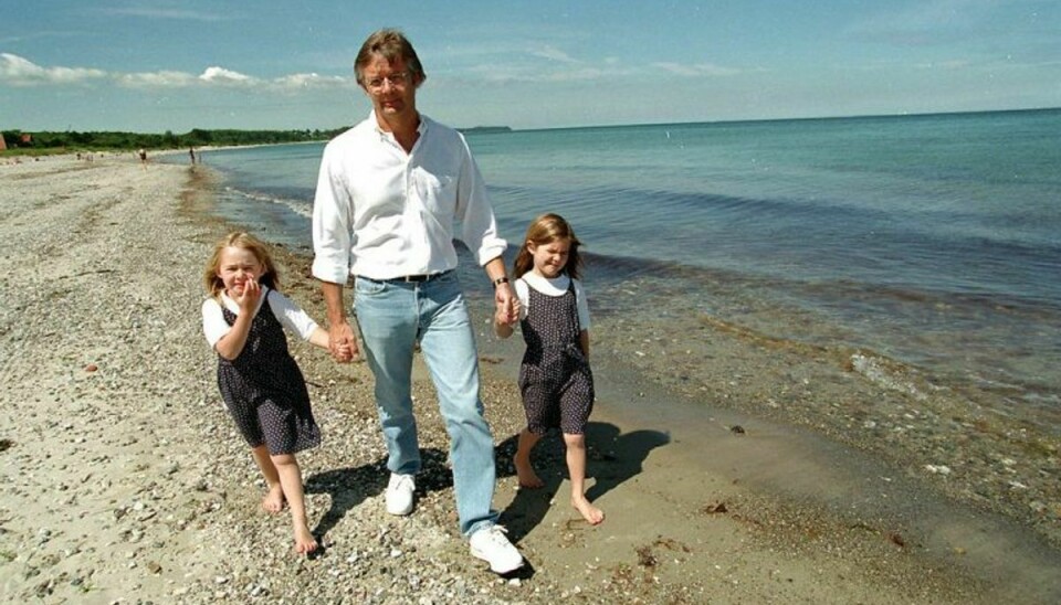 Filminstruktør Bille August sammen med børnene Asta og Alba på stranden i 90’erne. Nu har Alba fået en stor rolle i en kommende film. Arkivfoto: Scanpix