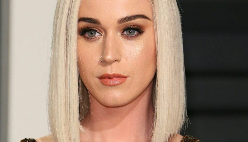 Vred Katy Perry bryder stilheden om brud med Bloom Katy Perry var tidligere gift med komikeren Russell Brand, indtil han ifølge sangerinden dumpede deres ægteskab over en sms. Foto: Scanpix/Jean-baptiste Lacroix