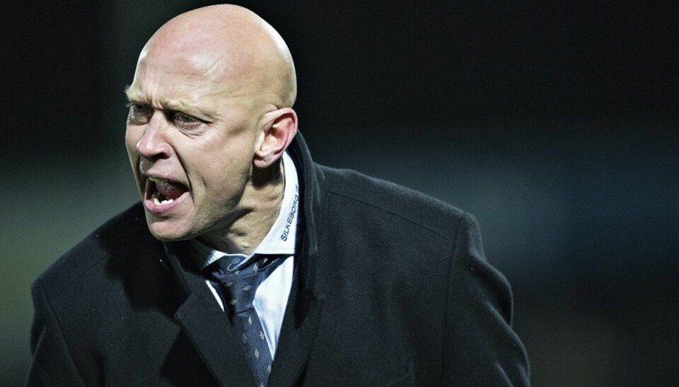 Kendt dansk fodboldtræner risikerer fængsel Cheftræneren for superligaklubben Silkeborg IF, Peter Sørensen, er tiltalt for to tilfælde af vold mod sin tidligere hustru. Anklageren mener, at fodboldtræneren står til en straf på 60 dages fængsel. Straffen kan dog ifølge anklager Sine Cully gøres betinget i lyset af, at Peter Sørensen ikke tidligere er straffet. Peter Sørensen nægter sig skyldig. Foto: Scanpix/Henning Bagger