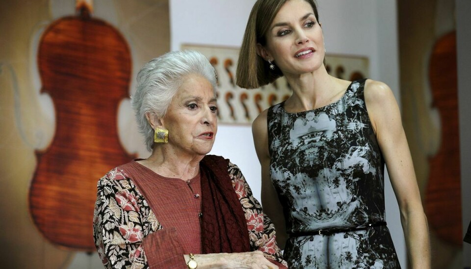 Her ses den spanske dronning Letizia (th) sammen med Teresa Berganza i sommeren 2015.