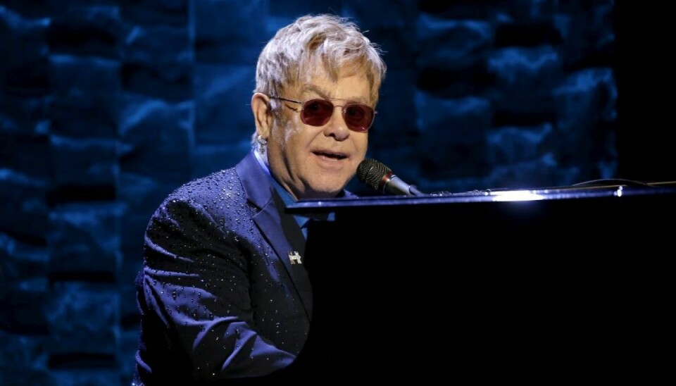 Sangeren Elton John må aflyse koncerter på grund af en alvorlig infektion. Han har været indlagt på hospitalet, men er udskrevet igen. Foto: Mike Segar/Scanpix (Arkivfoto)