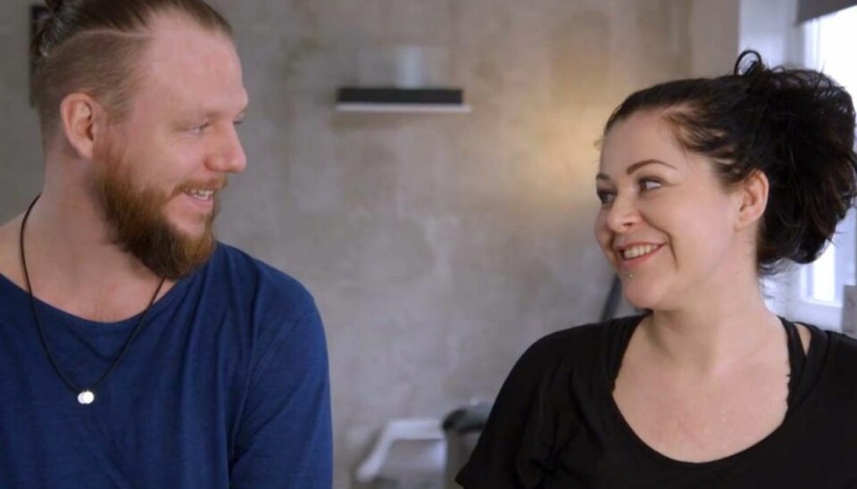 Flyt eller Forny: Familie er vokset ud af deres hus Designeren Rasmus Larsson og ejendomsmægleren Lars Elbæk er kørt til Roskilde for at hjælpe en familie, der står i en kaotisk boligsituation. Foto: TV3.
