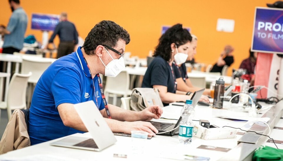 Der er stadig krav om mundbind, når journalisterne dækker Eurovision. Her fotograferet i pressecentret i Torino, hvor 500 akkrediterede journalister fra hele verden arbejder.