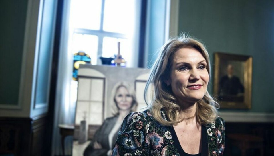Fredag blev det officielle portræt af tidligere statsminister Helle Thorning-Schmidt (S) afsløret på Christiansborg. KLIK VIDERE OG SE FLERE BILLEDER. Foto: Ida Guldbæk Arentsen/Scanpix. Fredag blev det officielle portræt af tidligere statsminister Helle Thorning-Schmidt (S) afsløret på Christiansborg. KLIK VIDERE OG SE FLERE BILLEDER. Foto: Ida Guldbæk Arentsen/Scanpix.