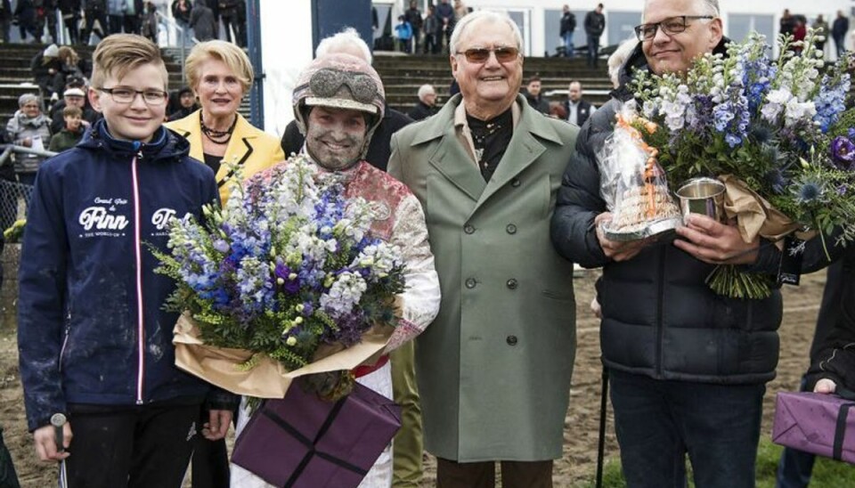 Prins Henrik og Karin Salling overrækker præmien til vinderen af Prins Henriks Æresløb på Jysk Væddeløbsbane i Aarhus. Fra venstre er det blandt andre Karin Salling. travkusk Knud Mønster, Prins Henrik og medejer af vinderhesten Sweet Sour Niels Grann. KLIK VIDERE OG SE FLERE BILLEDER. Foto: Bo Amstrup / Scanpix. Prins Henrik og Karin Salling overrækker præmien til vinderen af Prins Henriks Æresløb på Jysk Væddeløbsbane i Aarhus. Fra venstre er det blandt andre Karin Salling. travkusk Knud Mønster, Prins Henrik og medejer af vinderhesten Sweet Sour Niels Grann. KLIK VIDERE OG SE FLERE BILLEDER. Foto: Bo Amstrup / Scanpix.