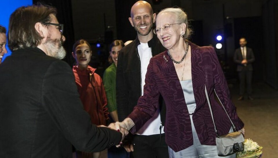 Dronning Margrethe hilser på Olafur Eliasson og bag hende er det Wayne Mc.Gregor. KLIK VIDERE OG SE FLERE BILLEDER. Foto: Bo Amstrup / Scanpix