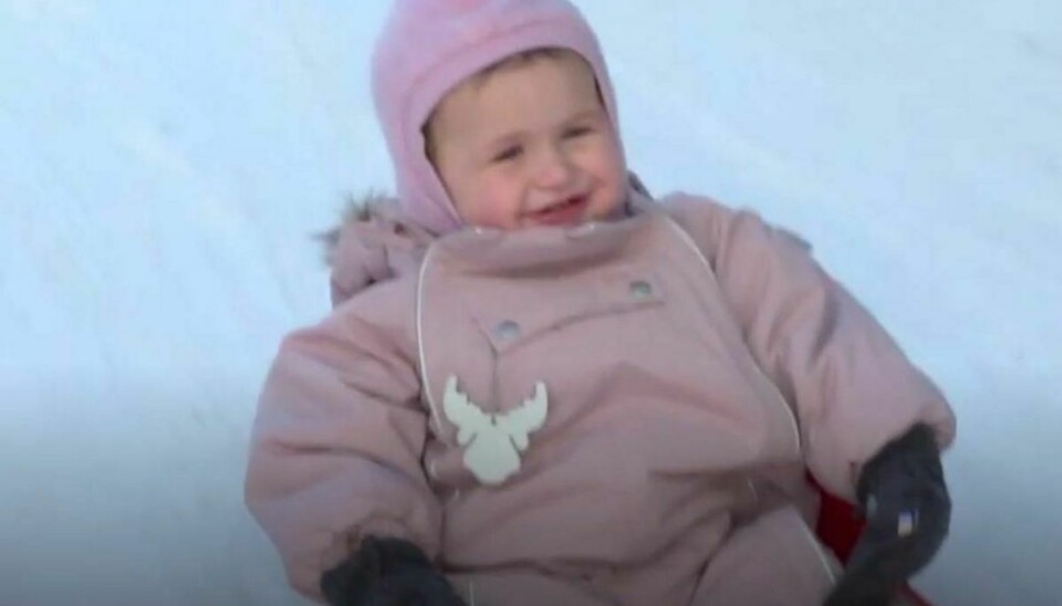 Her ses lille Alba på sin første kælketur. Foto: TV3.