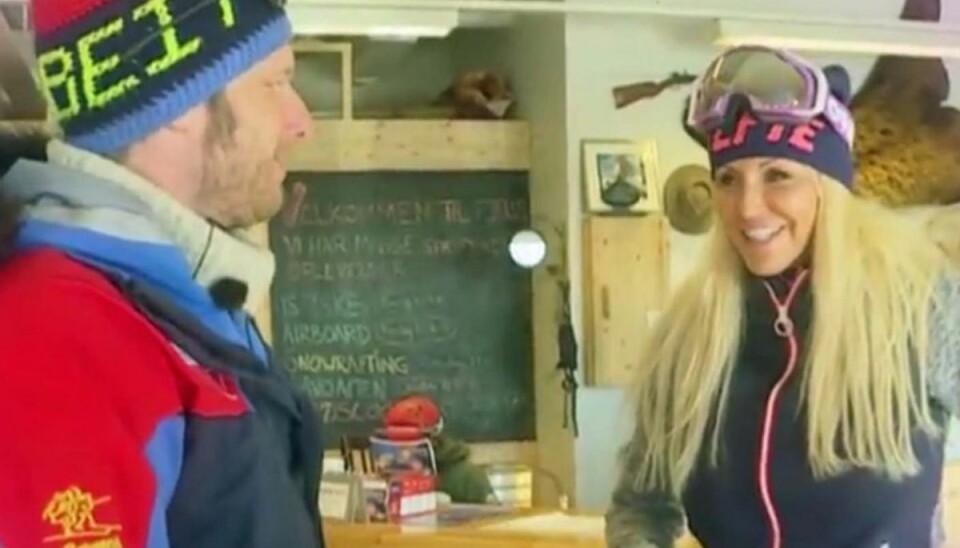 Linse forelsker sig i skilæreren Linse bliver kun bekræftet i, at netop langrend er lige noget for hende, da hun ser, hvem der skal eskortere hende og Didde resten af dagen. Foto: TV3.