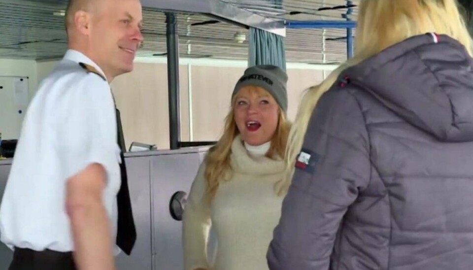 Didde flirter med fræk kaptajn – Man er da idiot, hvis man ikke prøver at flirte med en kaptajn. Gift eller ej, siger Didde. Foto: TV3.