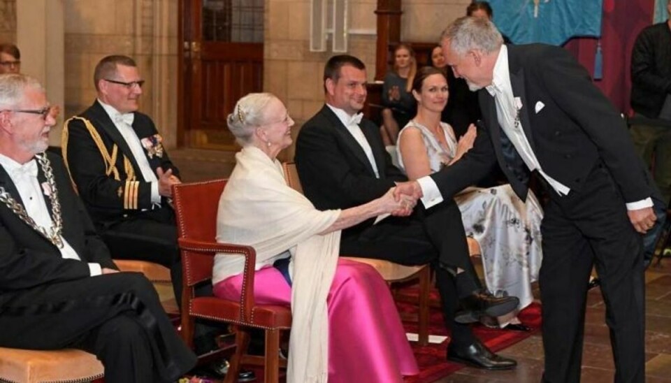 Dronning Margrethe var blandt de festklædte gæster, da forfatteren Jussi Adler-Olsen tirsdag modtog en æresmedalje. KLIK VIDERE OG SE FLERE BILLEDER. Foto: Haandværkerforeningen i Kjøbenhavn. Dronning Margrethe var blandt de festklædte gæster, da forfatteren Jussi Adler-Olsen tirsdag modtog en æresmedalje. KLIK VIDERE OG SE FLERE BILLEDER. Foto: Haandværkerforeningen i Kjøbenhavn.