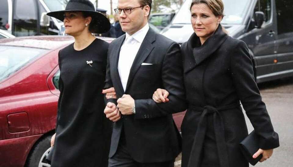 Kronprinsesse Victoria, prins Daniel og Norges prinsesse Martha Louise deltog i begravelsen. Foto: Adam IHSE/Scanpix. Kronprinsesse Victoria, prins Daniel og Norges prinsesse Martha Louise deltog i begravelsen. Foto: Adam IHSE/Scanpix.