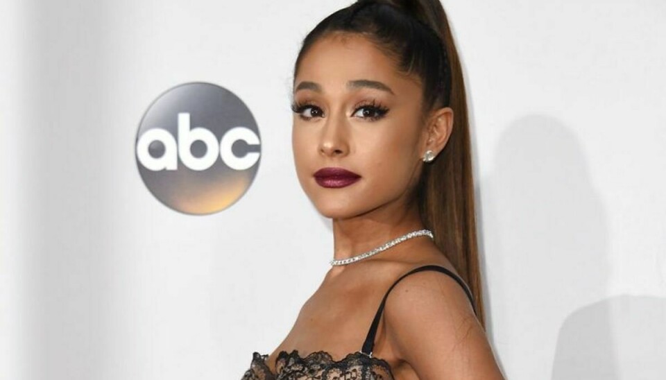 Sangerinden Ariana Grande skriver på Twitter, at hun er knust efter at mindst 19 mennesker blev dræbt efter hendes koncert i Manchester mandag aften. Her er hun fotograferet på scenen i New York sidste år. Foto: VALERIE MACON/Scanpix.