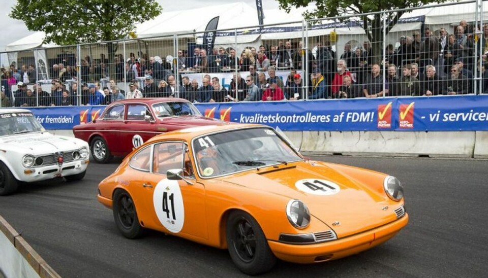 Danmarks rigeste kører galt i sin Porsche: Presset ind i betonklods