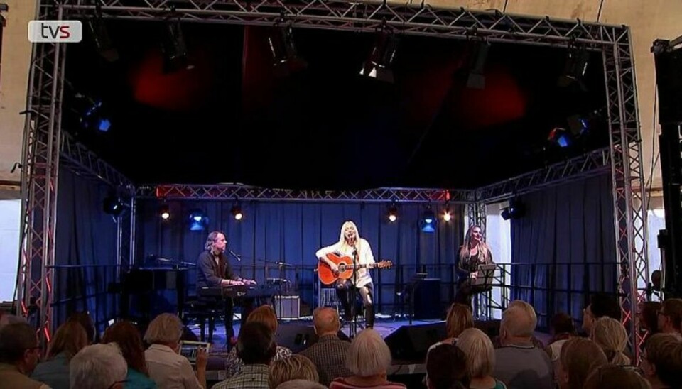 Ved koncerten i teltet optrådte også Jonas H. Petersen, Jonas Breum og Anne Linnet med deres sange til Kirkesangbogen. Foto: TV Syd.