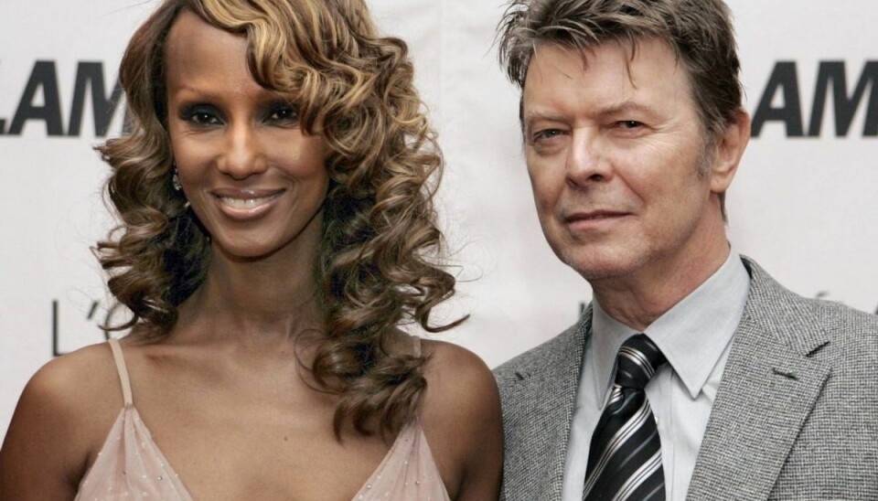 David Bowies enke fejrer sølvbryllup – i sorg Iman og David Bowie var gift fra 1992 og til rockikonets død i januar 2016. Foto: Scanpix/Stan Honda (Arkivfoto)