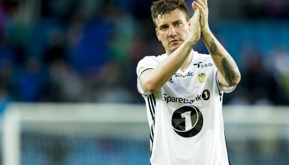 Bendtner og kæresten viser billeder fra hed ferie Nicklas Bendtner og Natasja Madsen har været på ferie i Santorini i Grækenland. Foto: Grøtt, Vegard Wivestad/Scanpix