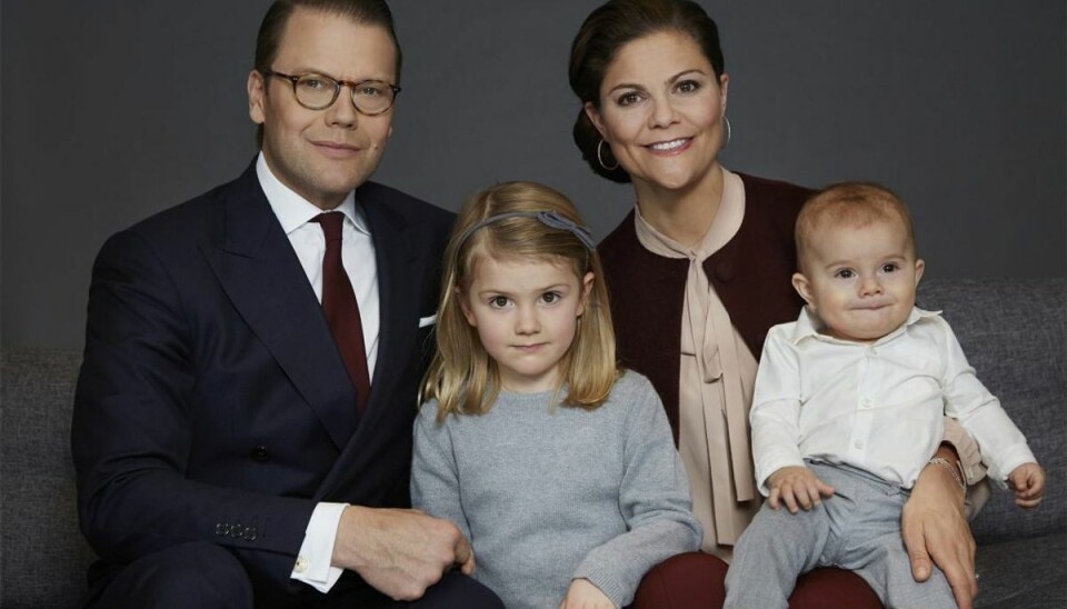 Kronprinsesse Victoria og prins Daniel deler nye billeder af prinsesse Estelle og prins Oscar. KLIK VIDERE OG SE BILLEDERNE. Foto Anna-Lena Ahlström, Kungahuset.se Kronprinsesse Victoria og prins Daniel deler nye billeder af prinsesse Estelle og prins Oscar. KLIK VIDERE OG SE BILLEDERNE. Foto Anna-Lena Ahlström, Kungahuset.se